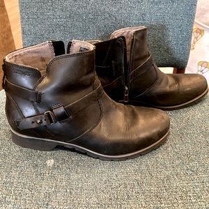 Tech De la Vina ankle cut boots women’s size 8